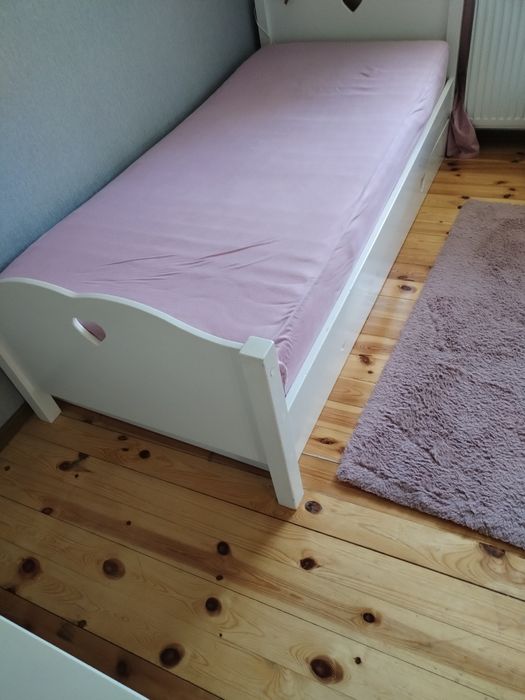 Set Mobilier Copii (Alb, model inimi): Pat 90x200 cu Somieră și Saltea + Birou cu Sertare