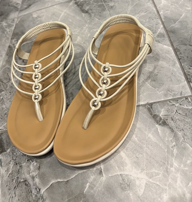 Бежови Сандалкиии