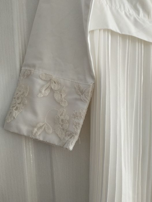 Rochie alba plisata cu broderie