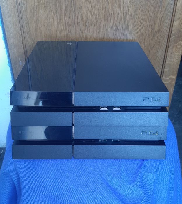 Vând Console PlayStation 4 defecte în stare bună estetică  piese