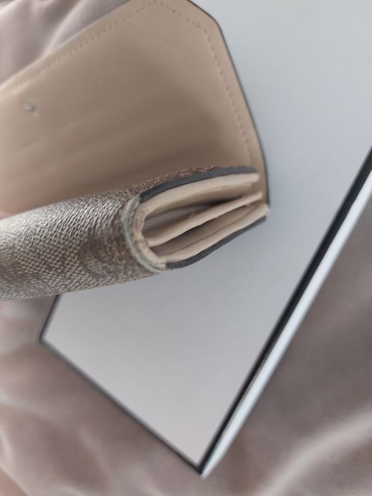 Портмоне на Guess.