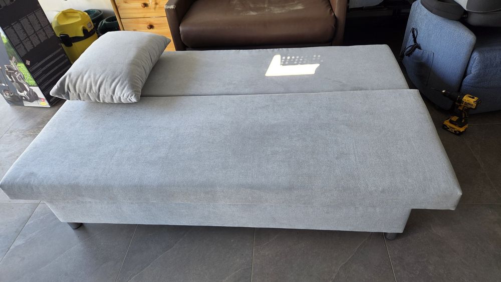 Canapea extensibila cu perne si lada