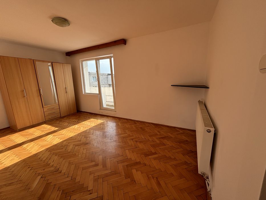 Vand parchet din lemn masiv, model spic, aprox 27 mp , pret negociabil