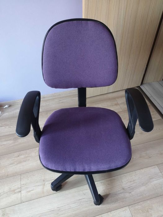 Лилав стол за офис