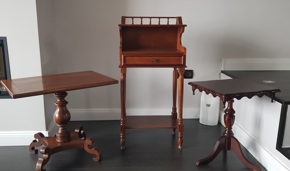 Comodină/ măsuță veche din lemn masiv