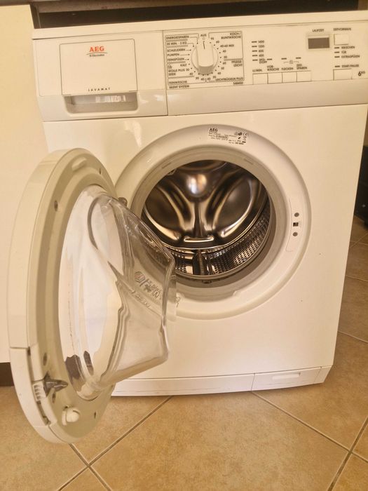 Продава се пералня AEG