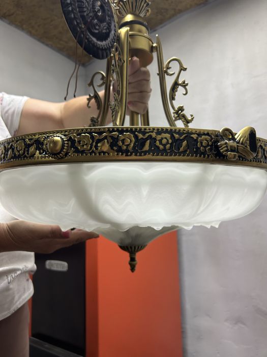 Продам люстры, бра.