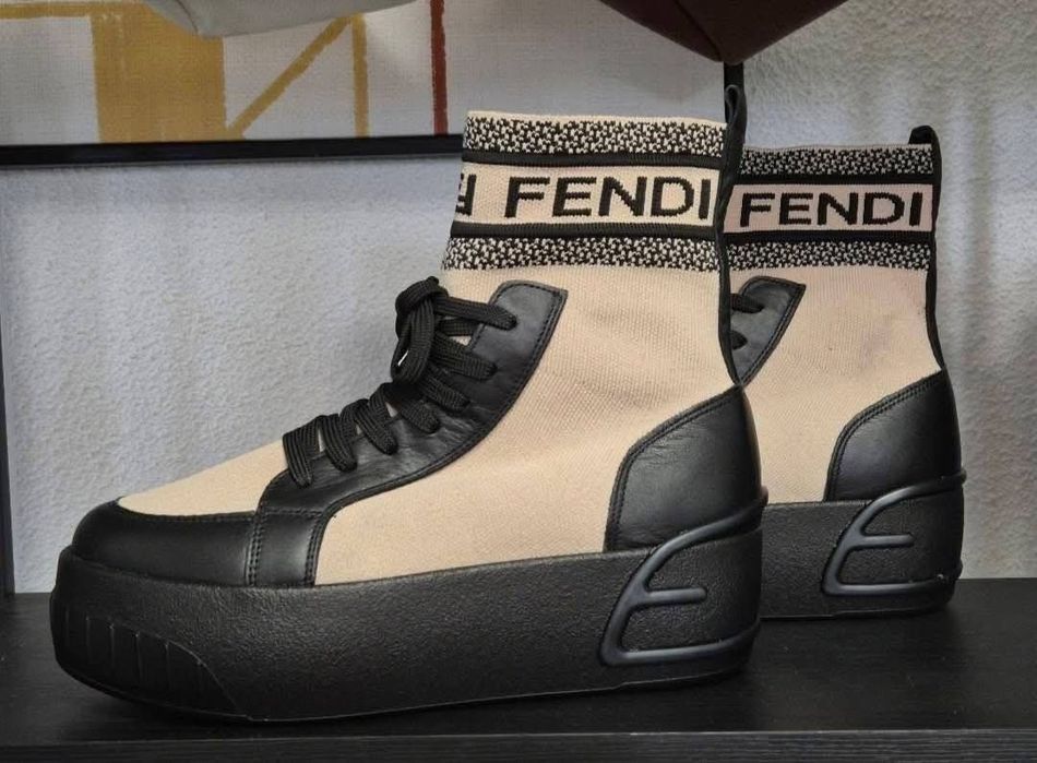 Ghete FENDI piele naturală
Mărimi 38 38 39 39 39 40 40