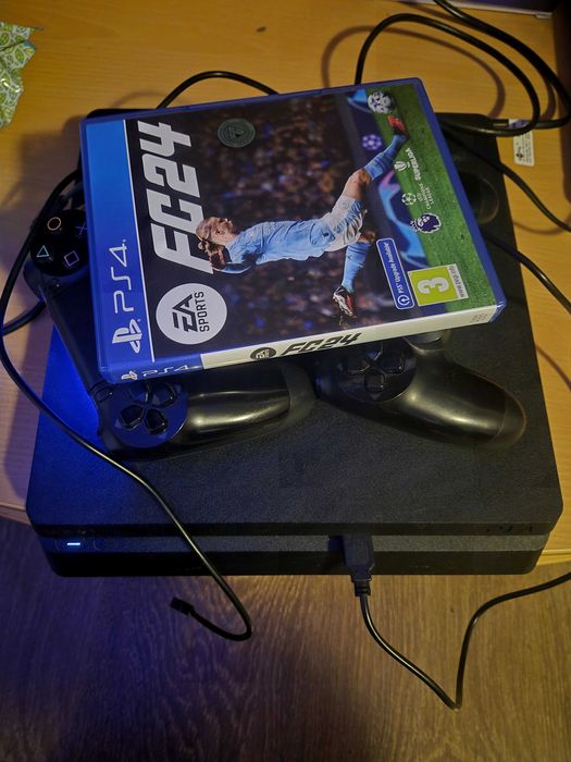 Vand ps4 1tb cu 2 manete cabluri si 1 joc fifa 24