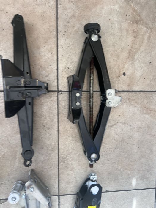 Cric auto diverse autoturisme - pret 150 lei buc