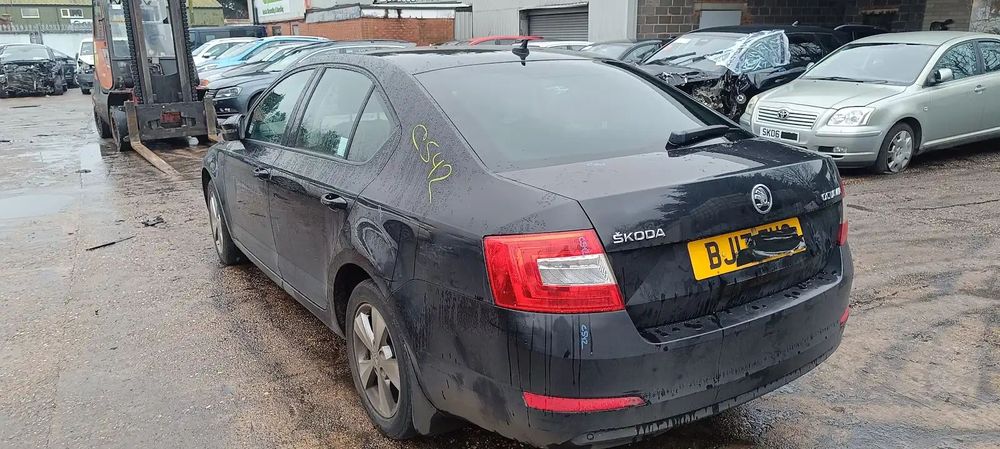 Dezmembrari / Dezmembrez Skoda Octavia 3 (5E3)  2.0 TDI CRMB cutie viteze manuala cod culoare LF9R