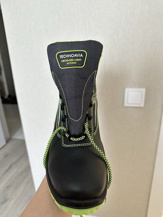 Продам мужские ботинки