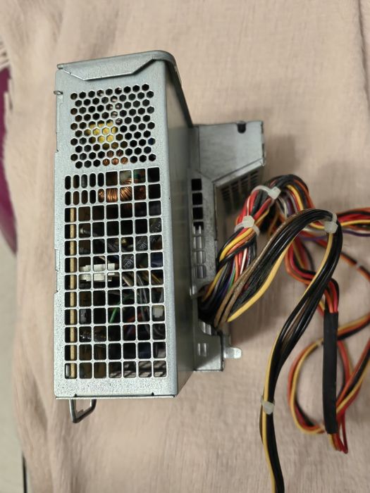 Продавам захранване за компютър API5PC49