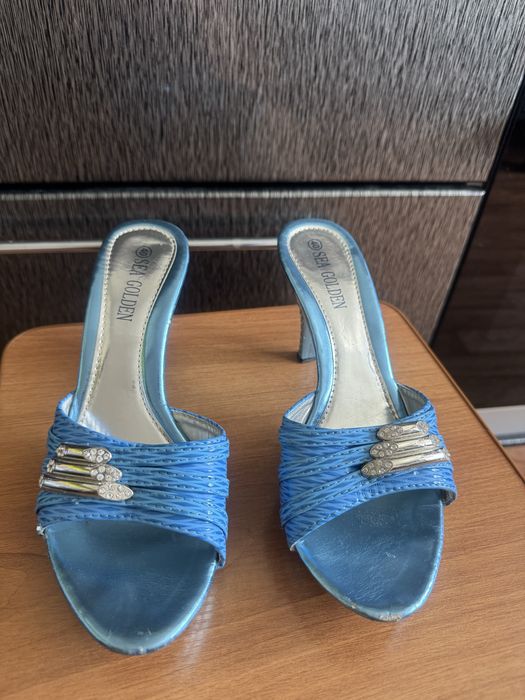 Продам женские босоножки