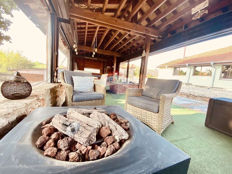 Луксозна къща с двор и гараж за продажба в с. Преселенци