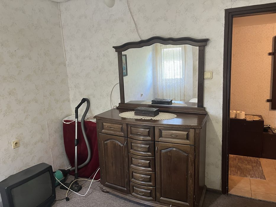 Салонен шкаф с огледало