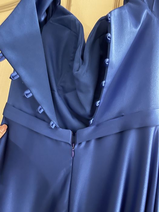 Официална сатенена рокля