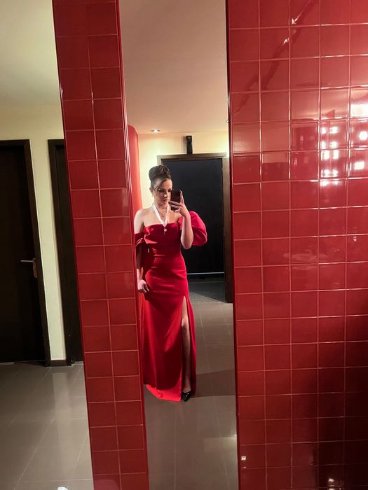 Дълга червена рокля