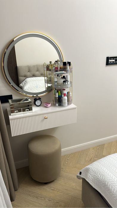 Туалетный столик с зеркалом