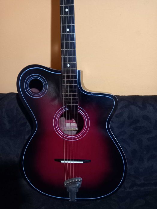 Продавам Акустична Китара