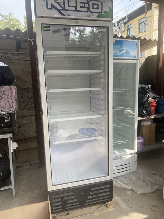 Срочно продам витринный холодильник