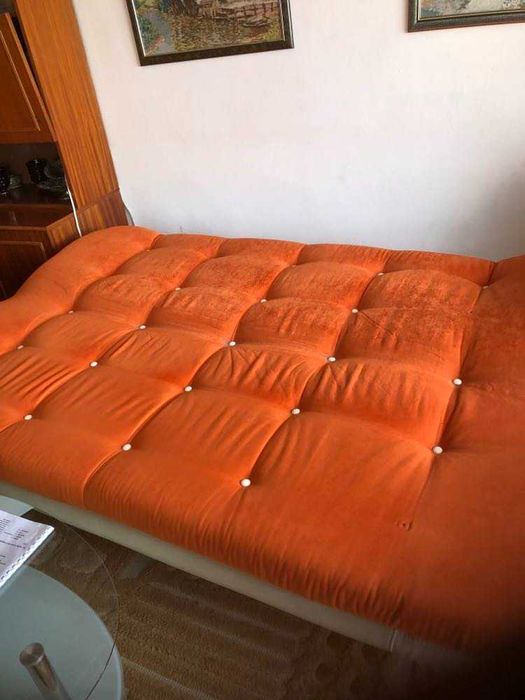 Холна гарнитура бяла кожа и дамаска.