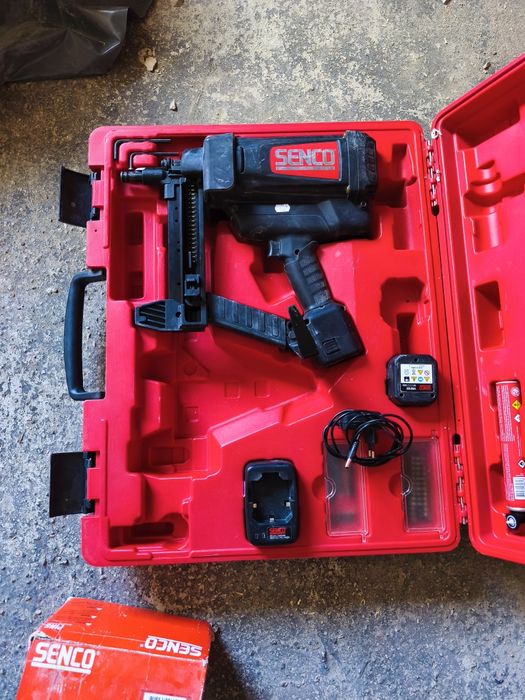 Vand pistol cuie beton Senco