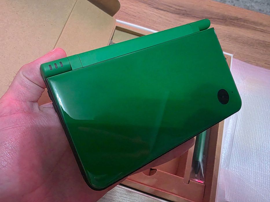 Продам новую Nintendo DSi LL Green