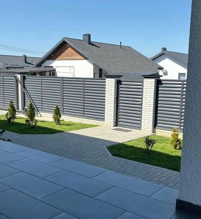 Vindem garduri forjate din plasa si zaluzea