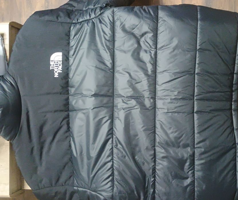 Vând geaca North Face