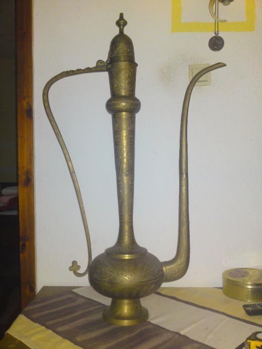 Продавам старинен огромен бронзов Ибрик