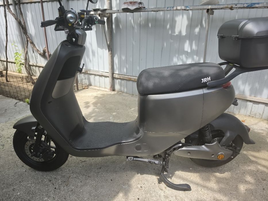 Vând scuter electric model JRH
