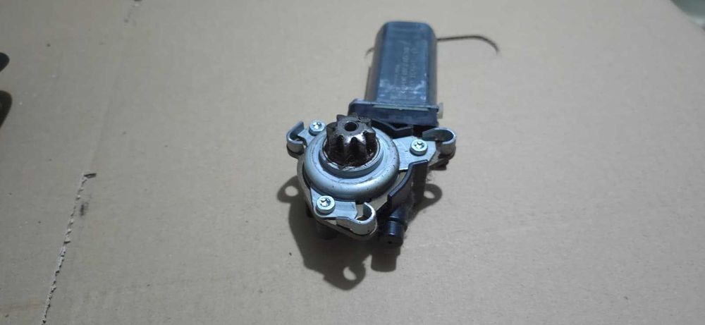 Motoras scaun dreapta fata MERCEDES-BENZ C-CLASS W204 OEM 0390203002