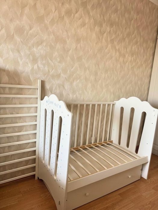 Детская кроватка с маятником