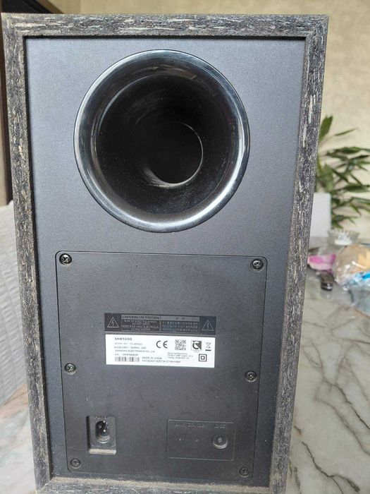 Продава се саундбар SAMSUNG HW-R550/EN