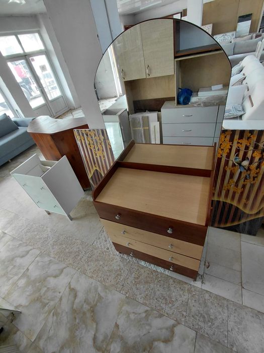 Продаётся комод с зеркалом