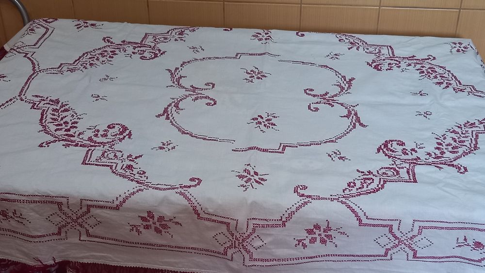 Vand 2 fete de masa superbe cusute manual cu ață roșie cu modele tradi
