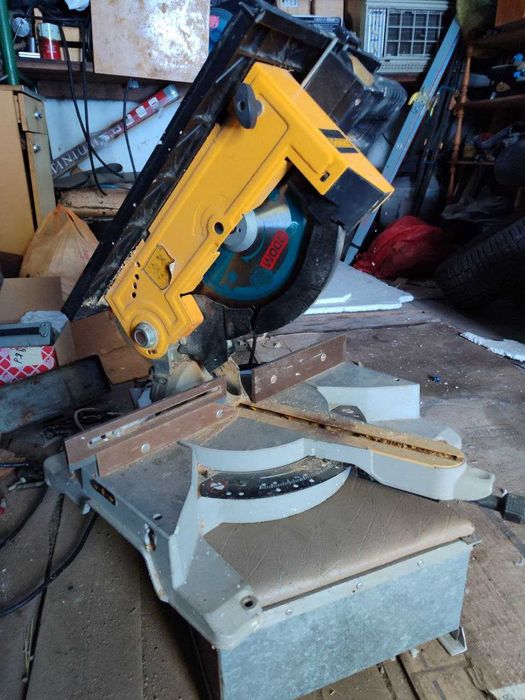 Торцовочная пила DeWALT DW711