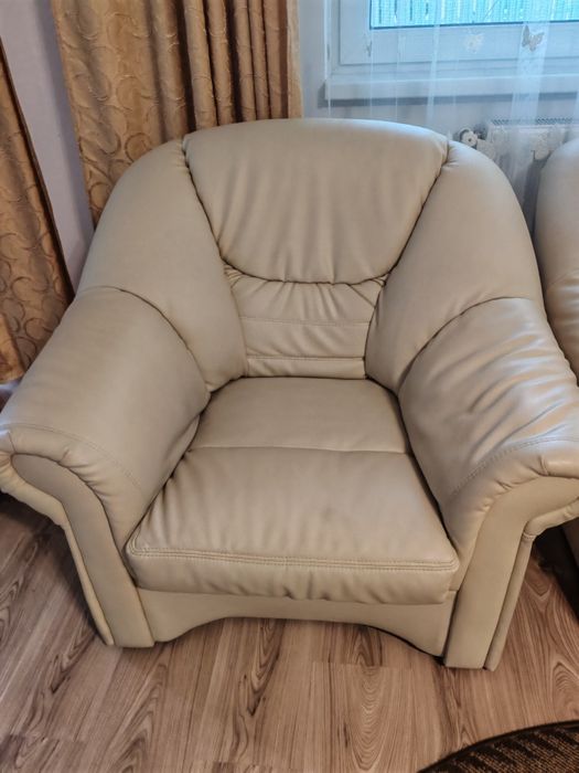 Vând colțar de sufragerie fix si fotoliu din piele culoare crem dimensiunea colțarului 230.l/210. Canapeaua nu este extensibilă