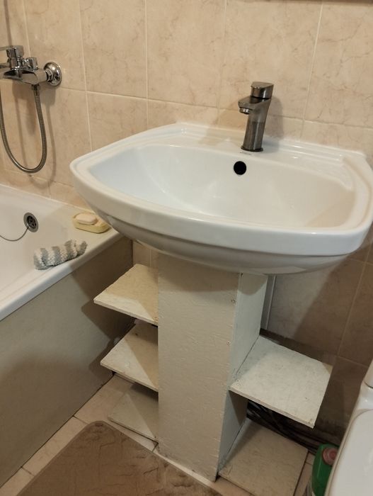 Продам раковину с краном и сифоном