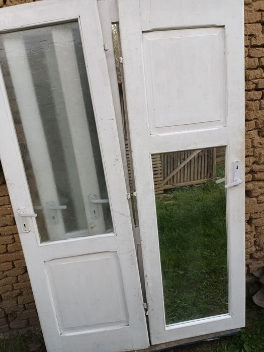 Usi lemn  cu sticlă  și oglinda