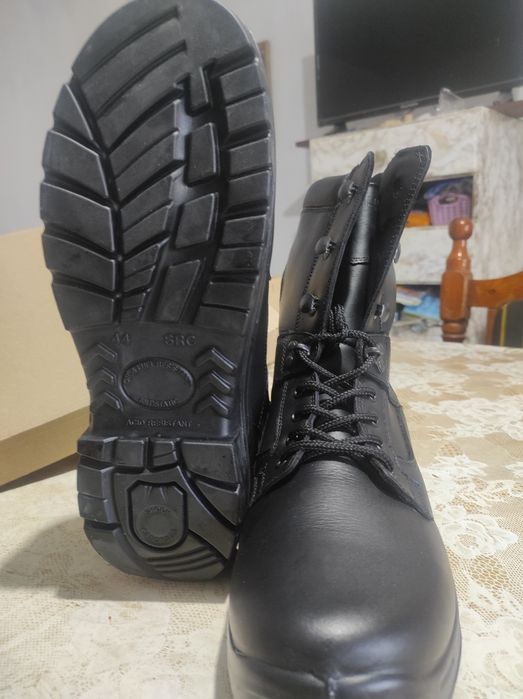 Продавам мъжки зимни обувки.