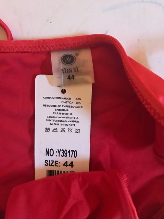 Червен нов бански