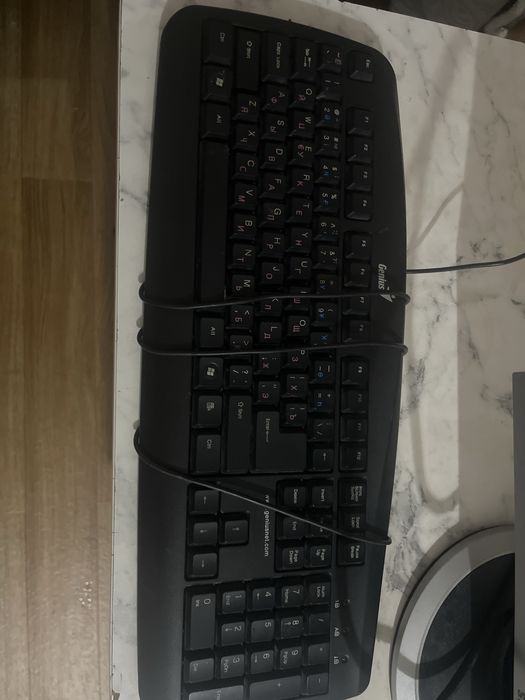 Компьютер с клавиатурой и стол