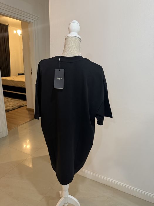 Tricou bărbătesc cu design statement și croială lejeră, perfect pentru un look modern și premium