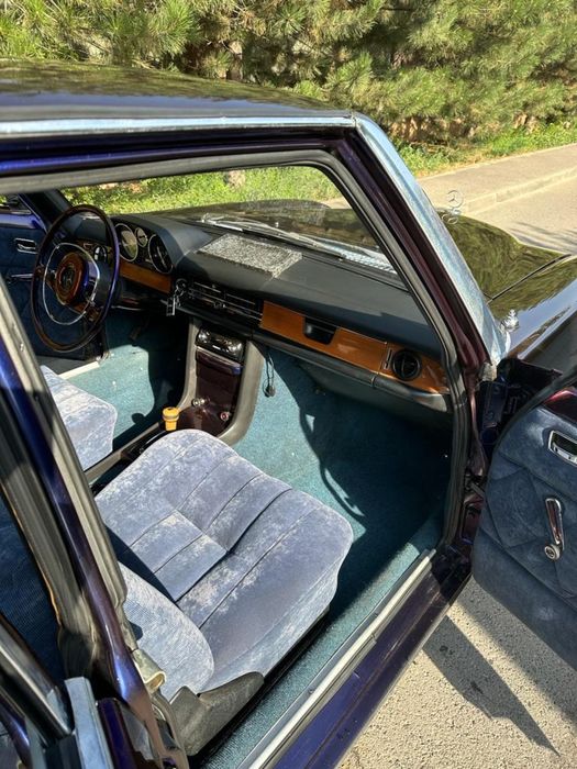 Mercedes E280.     .