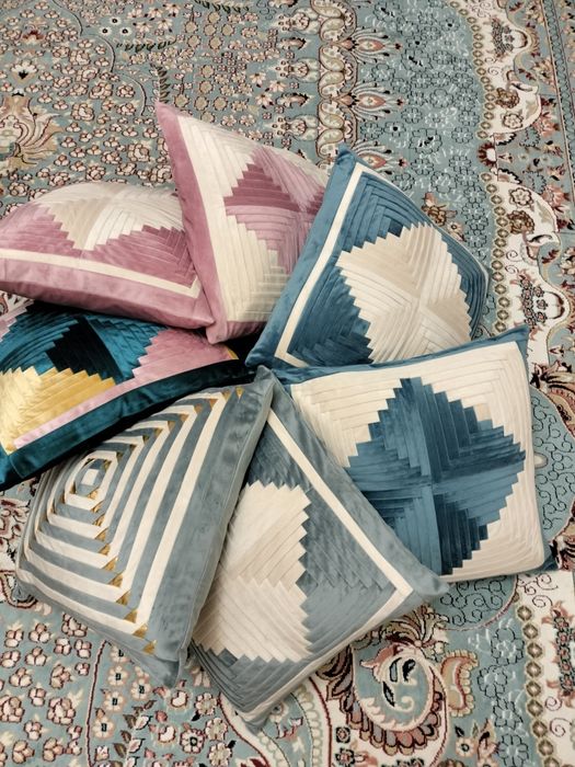 Смайлик және құрақ, оюлы көпшіктер