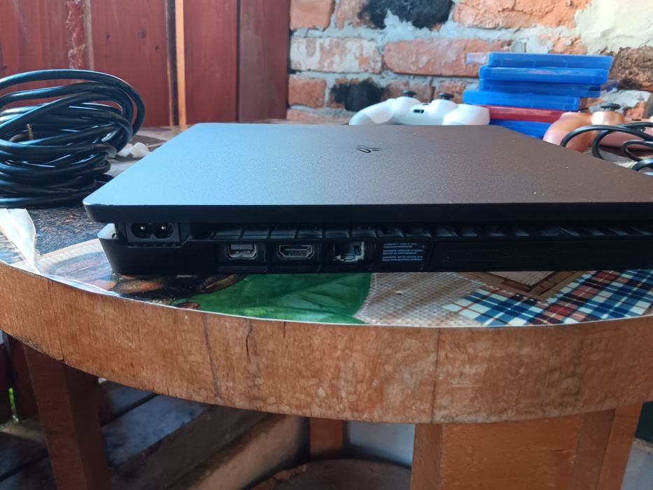 Vând PlayStation 4 slim