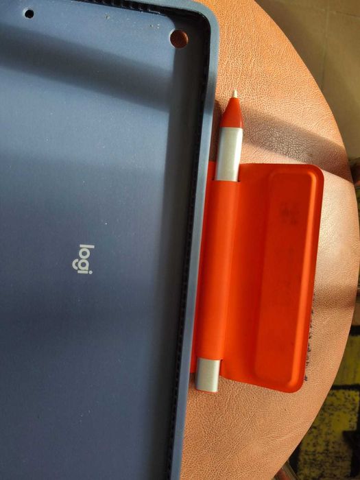 Husa + pen + alimentator pentru  tableta Apple A2602