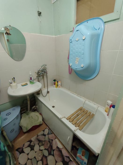 4 комн.. малогабаритную, 4 мкр, 26 дом , 5 этаж.